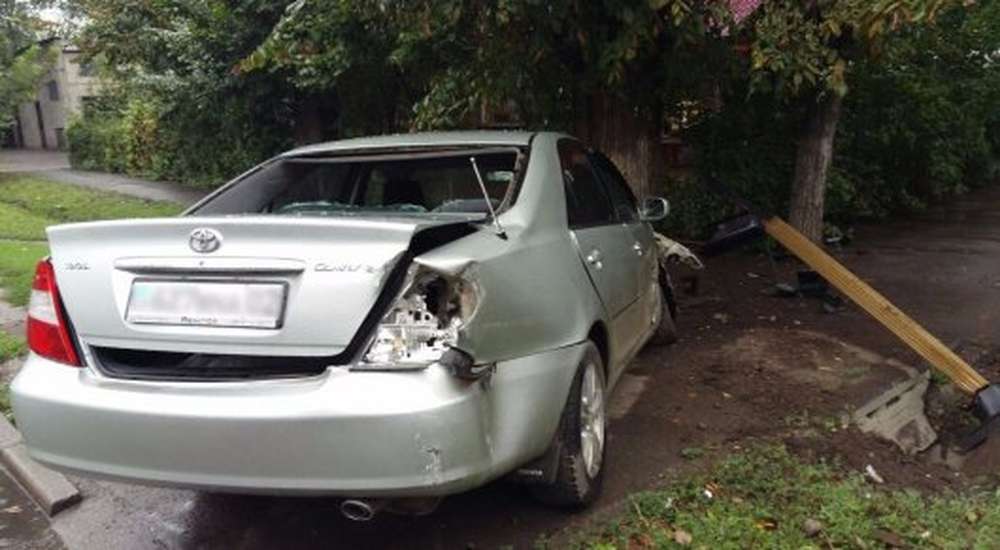 Toyota Camry снесла светофор в ДТП в Алматы