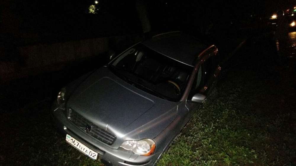 Lada Kalina врезалась в припаркованное авто в Алматы, есть пострадавшие