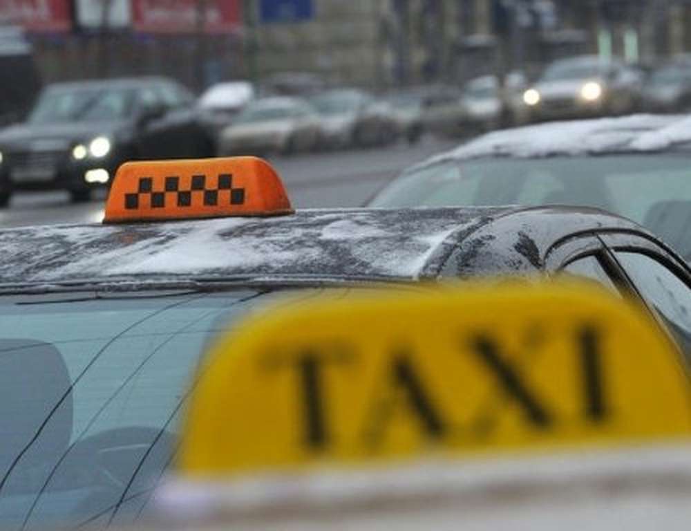 В Петербурге таксист избил пассажирку, ребенка которой стошнило в машине