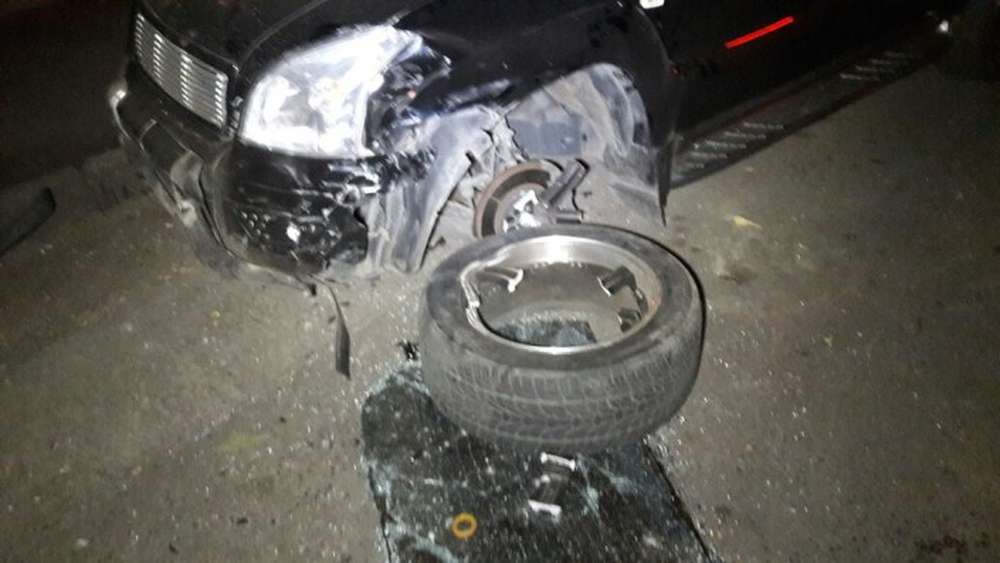 Toyota врезалась в дерево, задев несколько припаркованных авто в Алматы