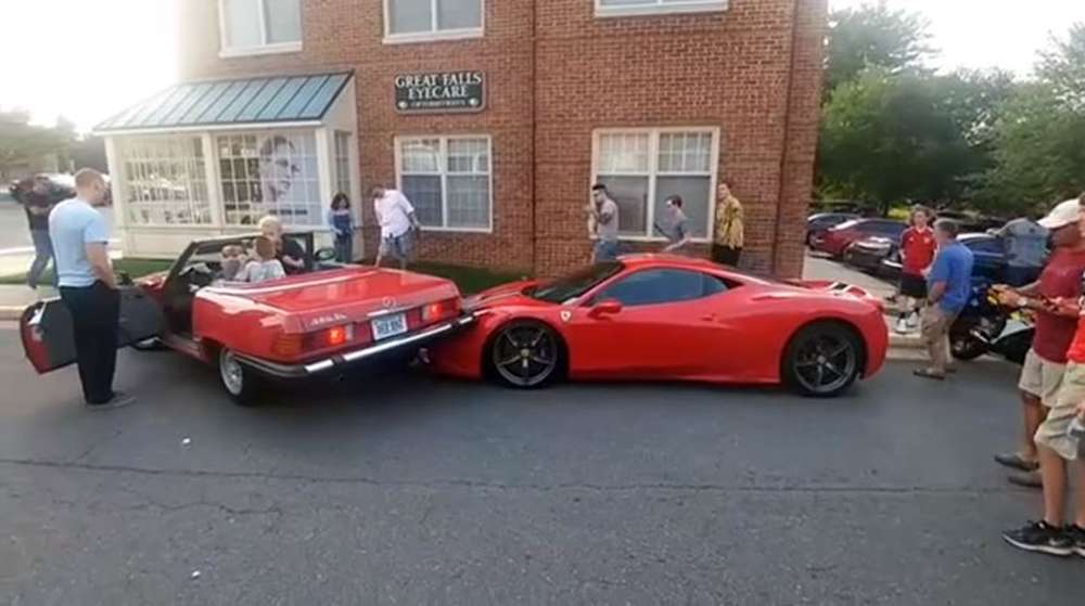 Тонкости дамской парковки, или как женщина на кабриолете не заметила Ferrari