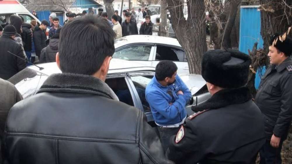 В Алматы пьяный водитель "Тойоты" врезался в ограждение