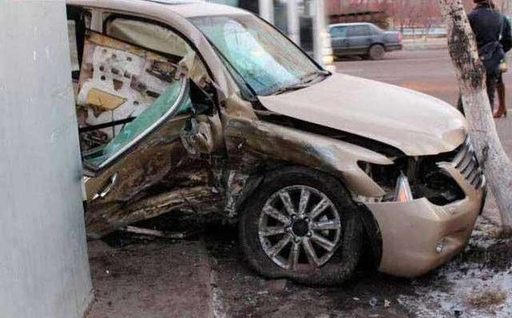 В Астане Lexus врезался в газетный киоск, есть пострадавшие