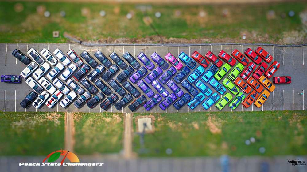 Масл-кары Dodge Challenger превратились в «радугу»