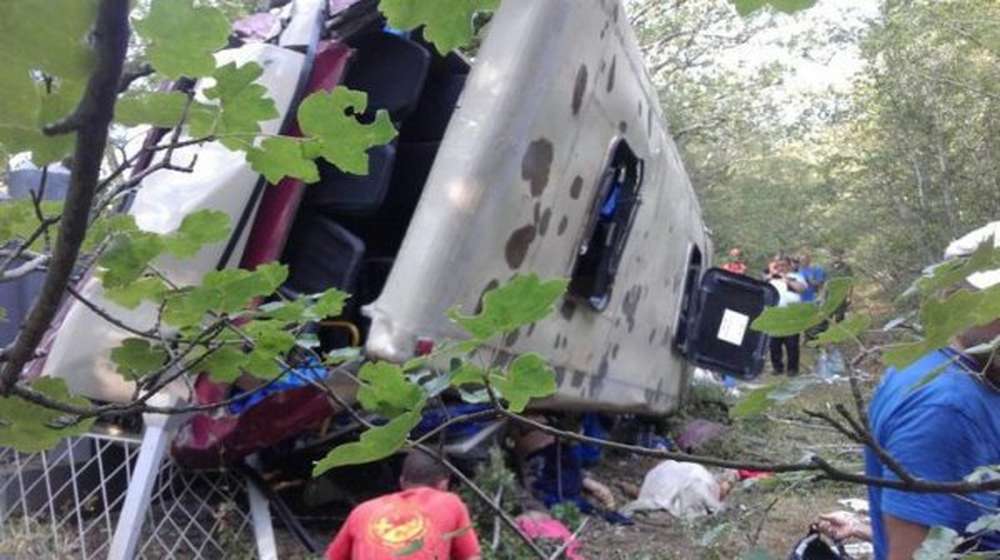 В Непале в результате падения с обрыва переполненного автобуса погибли 33 человека