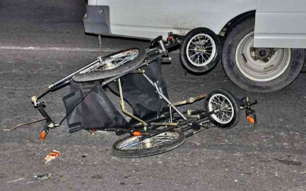 Сбивают инвалидов. Карманы для инвалидов-колясочников. Сбивают инвалидов. Сбила машина и стала инвалидом на коляске. Машина сбила коляску инвалида.