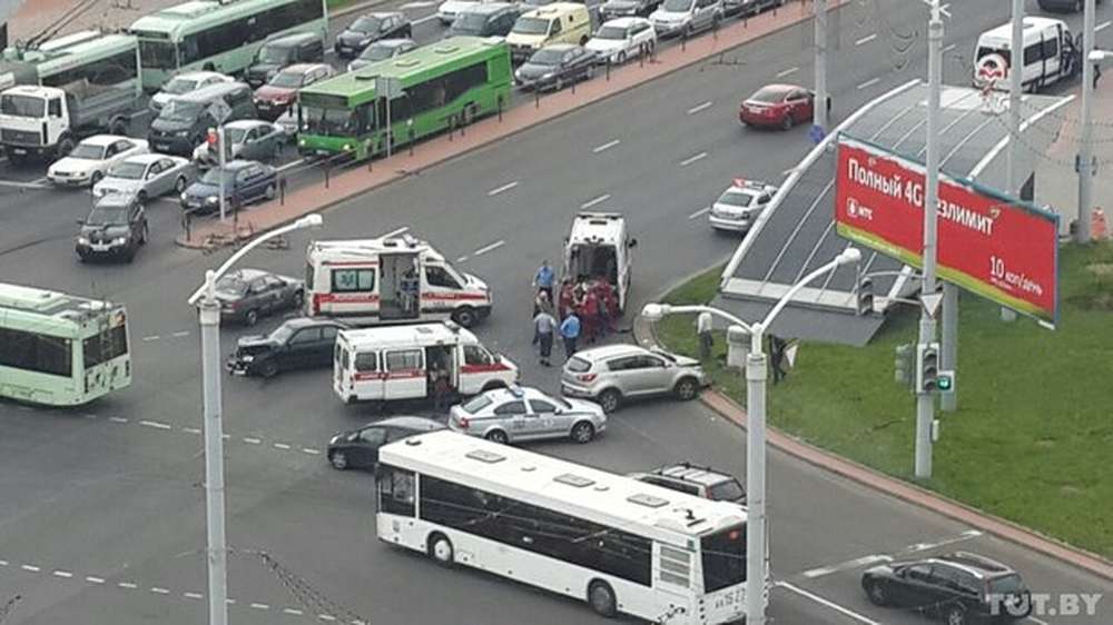В Минске столкнулись Kia и Hyundai: один человек серьезно пострадал