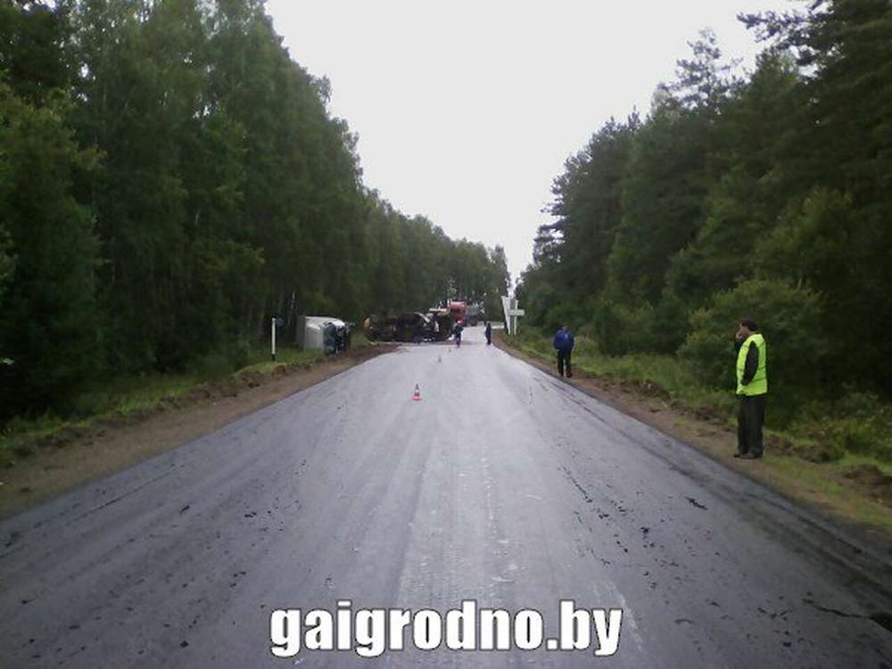 Под Новогрудком грузовик насмерть сбил вышедшего из другого грузовика водителя