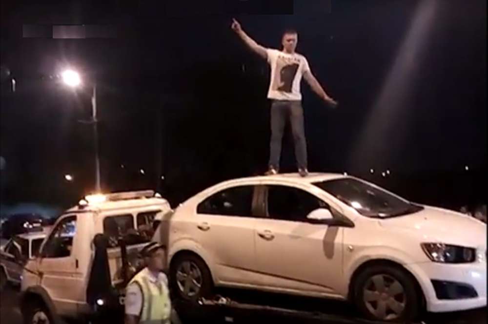 В Башкирии виновник ДТП станцевал на крыше автомобиля во время эвакуации