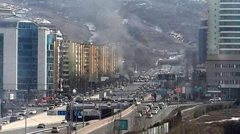 В центре Алматы загорелась машина