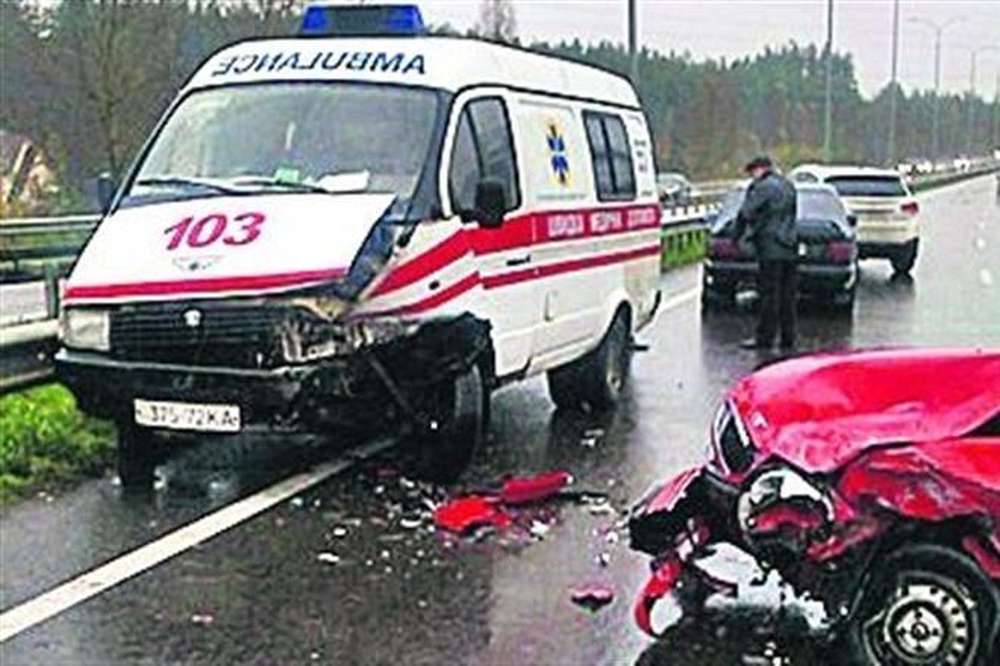В Киеве в аварию попала скорая с ребенком