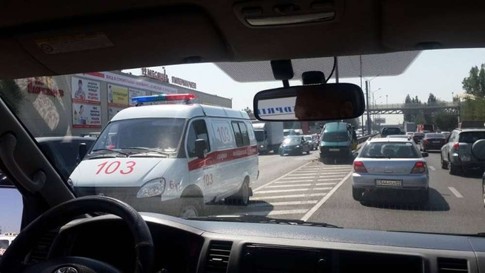 В Алматы водитель выехал на "встречку" и протаранил отбойник