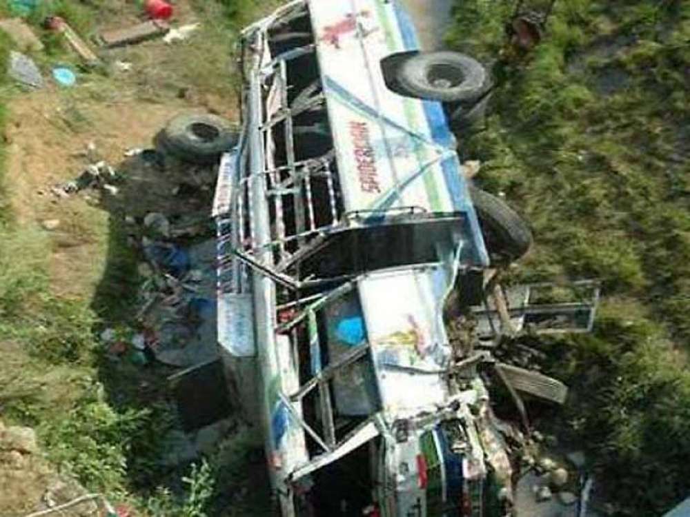 В Непале автобус с гостями свадьбы упал в обрыв, 35 человек пострадали