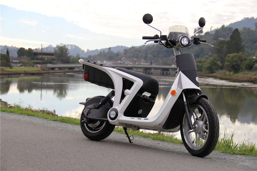Электроскутер Mahindra GenZe 2.0 отзывают из-за проблем с подвеской