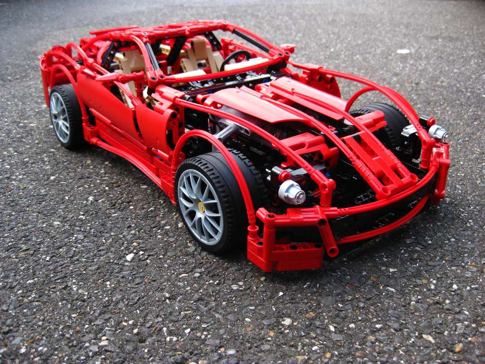 Ferrari проигрывает даже Lego