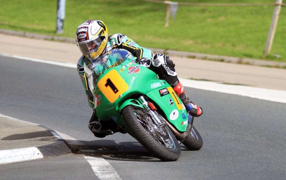 Джон МакГиннес выиграл гонку Bennetts Senior Classic TT 2016