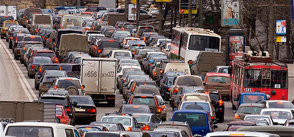 Названы самые популярные занятия автомобилистов в пробке