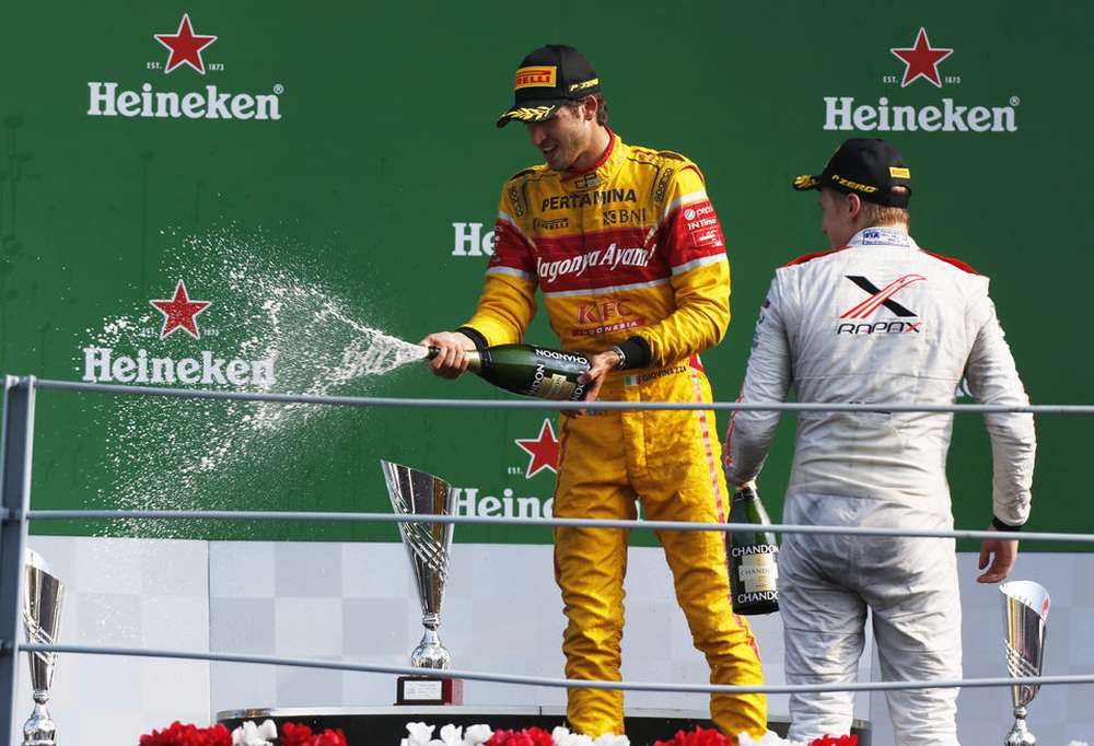 Антонио Джовинацци выиграл гонку GP2 с последнего ряда