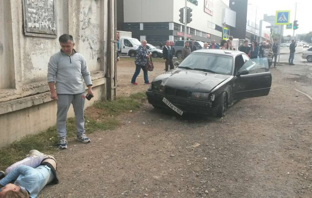 В Уфе во время ДТП BMW отбросило на остановку, пострадали два человека