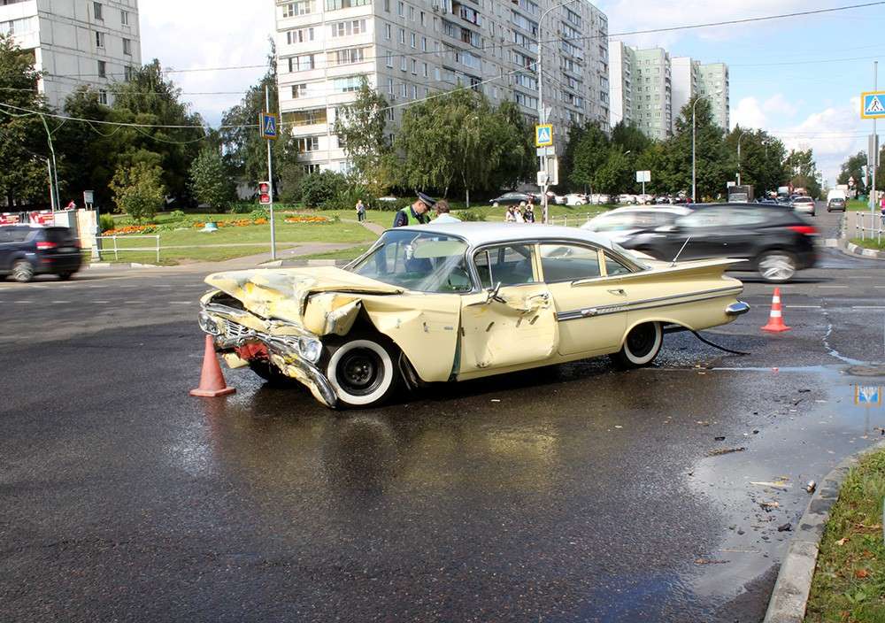 Раритетный Chevrolet 1954 года попал в ДТП на юге Москвы