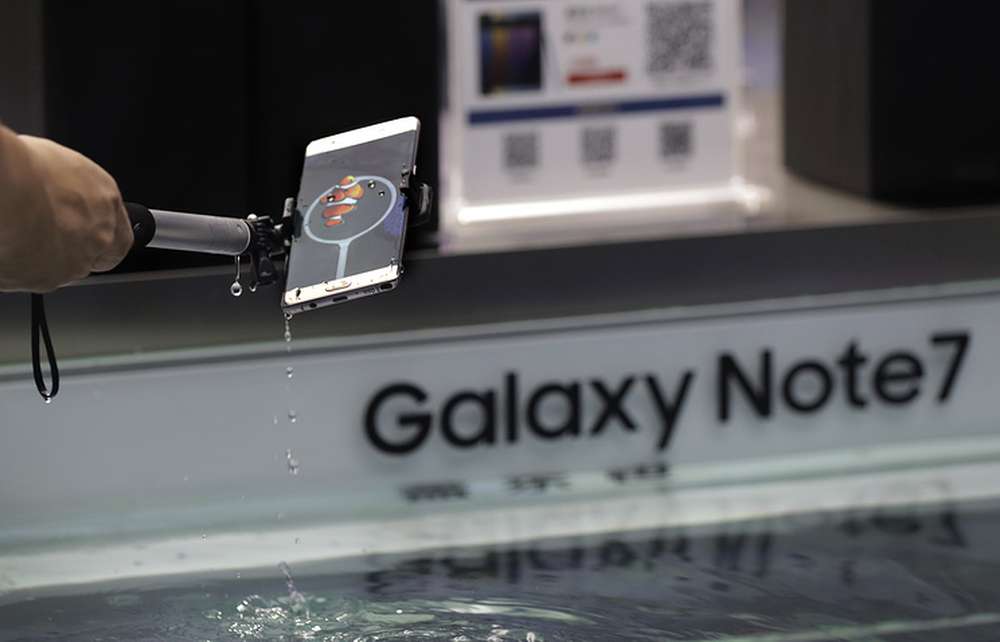 В США из-за смартфона Samsung сгорел джип