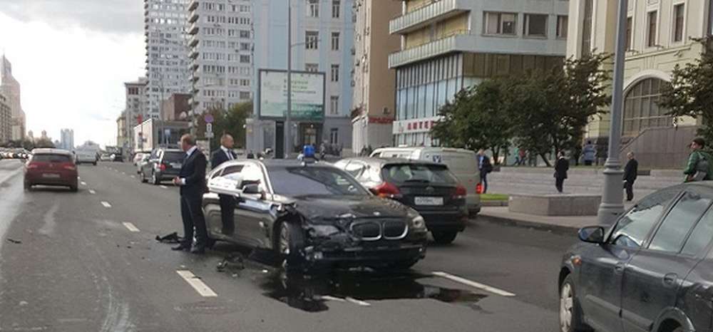 BMW помощника президента Владислава Суркова попал в ДТП на Новом Арбате
