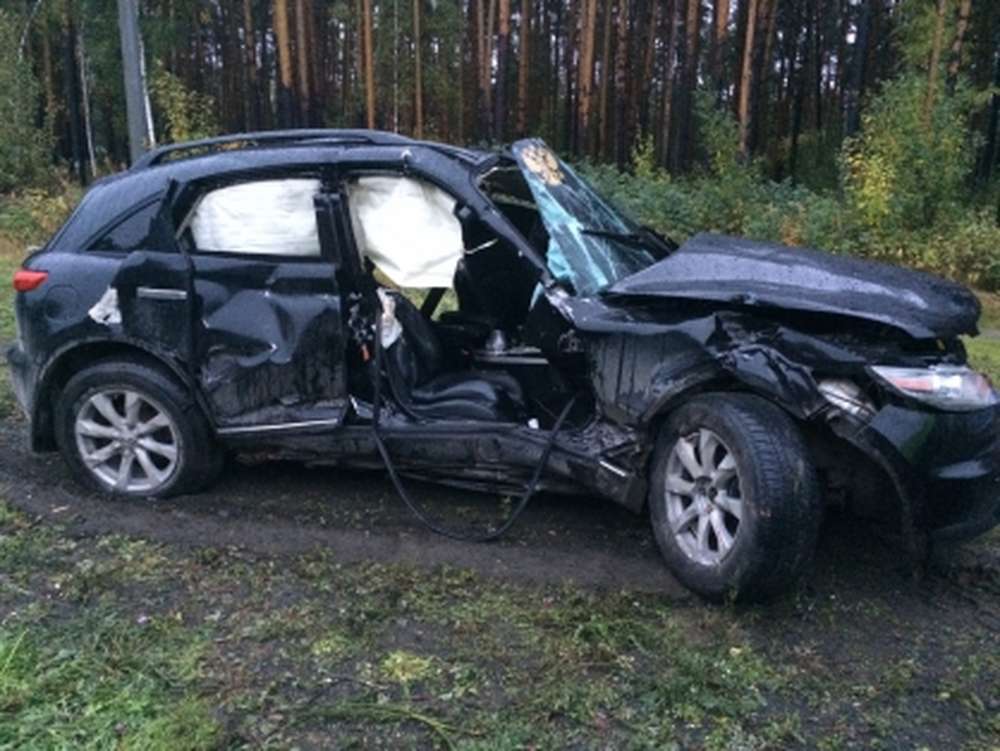 Infiniti столкнулась с локомотивом в Свердловской области