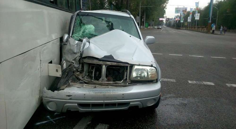 Автомобиль врезался в пассажирский автобус в Алматы
