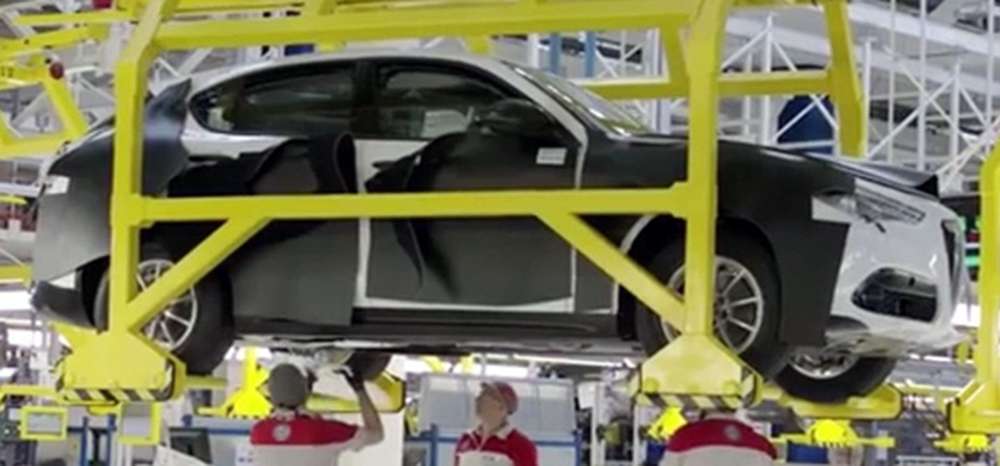 Серийную версию кроссовера Alfa Romeo Stelvio случайно засняли на заводе