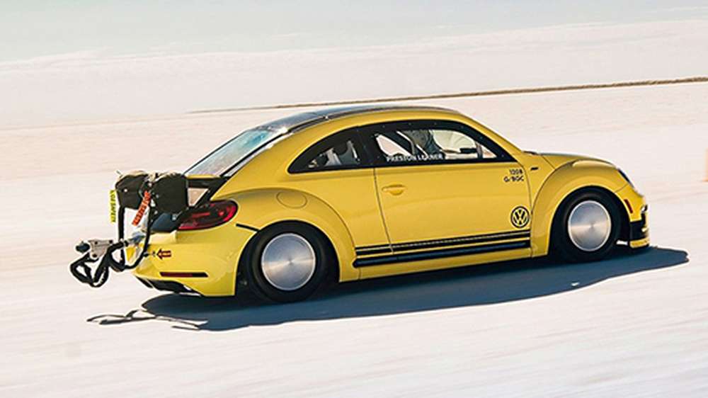 Volkswagen Beetle промчал по Бонневиллю на рекордной скорости