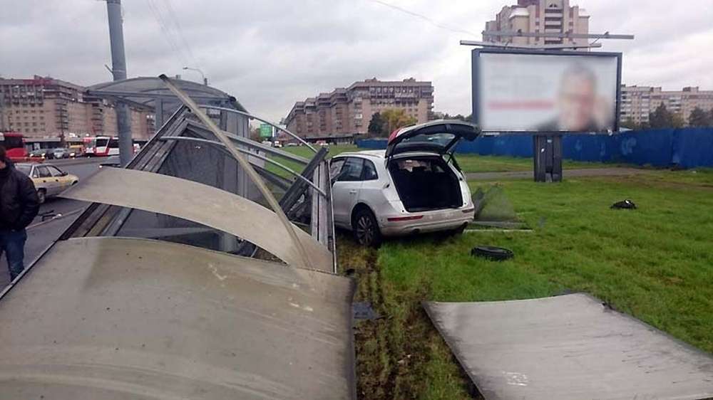 В Петербурге после ДТП пешехода сбило вылетевшим из автомашины двигателем