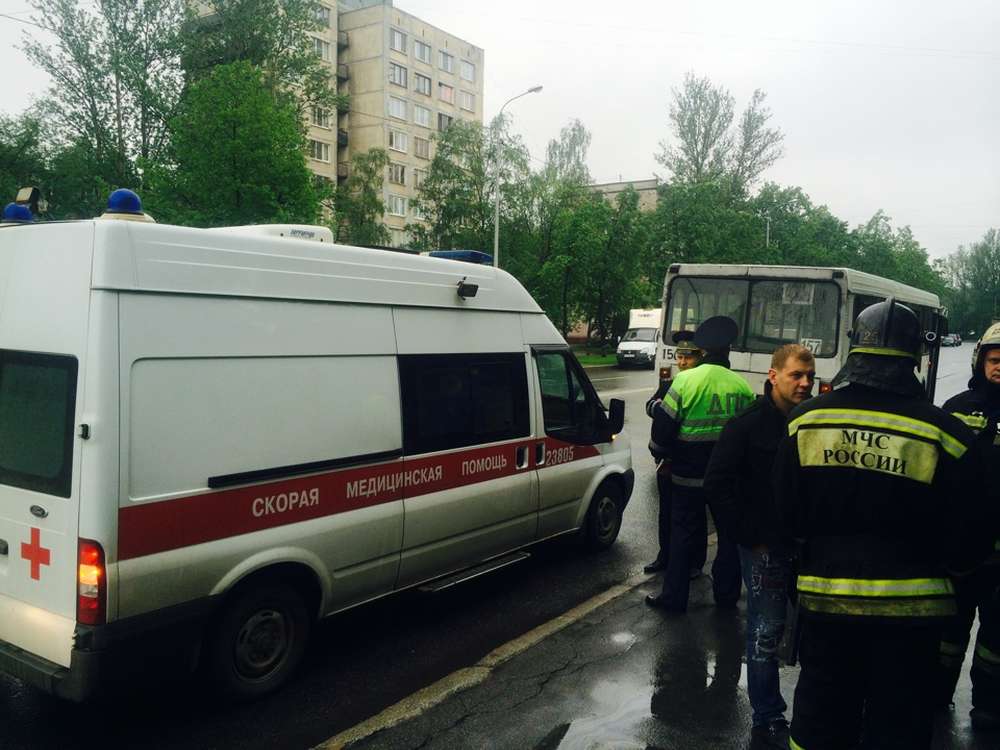 В Москве в ДТП с маршруткой и грузовиком есть пострадавшие