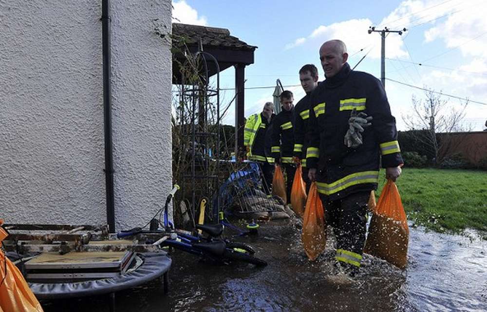 В Англии грузовик разлил тысячу литров кислоты на дорогу