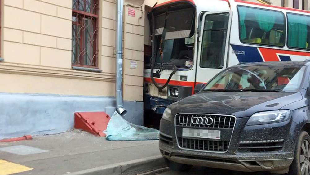 В центре Москвы водитель автобуса протаранил дом