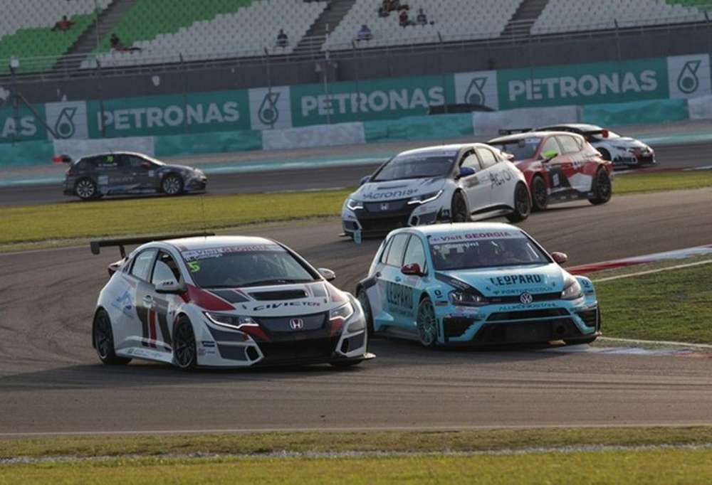 Роберто Кольчаго выиграл первую гонку TCR на Сепанге