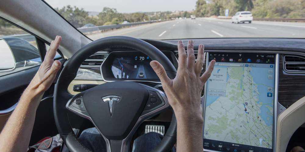 Электромобиль Tesla в режиме автопилота столкнулся с автобусом в Германии