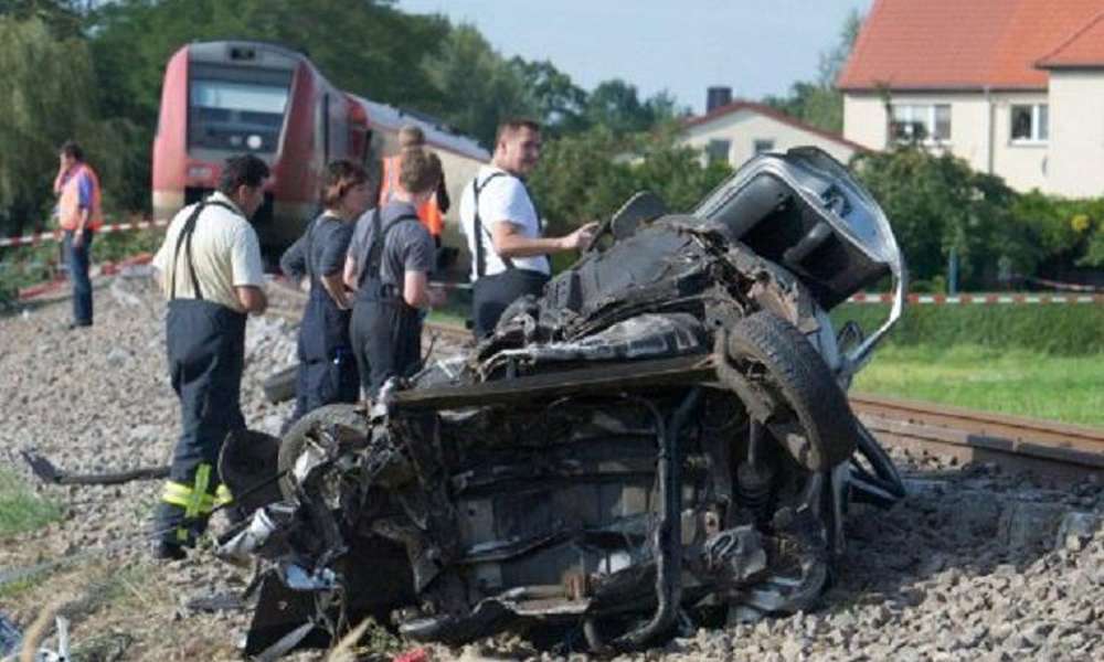 При столкновении поезда с автомобилем под Тверью погибли два человека