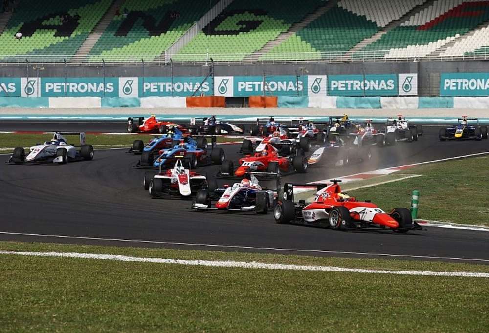 Джейк Деннис выиграл гонку GP3 в Малайзии