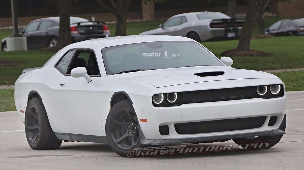 Dodge начал испытания дрэговой версии купе Challenger Hellcat