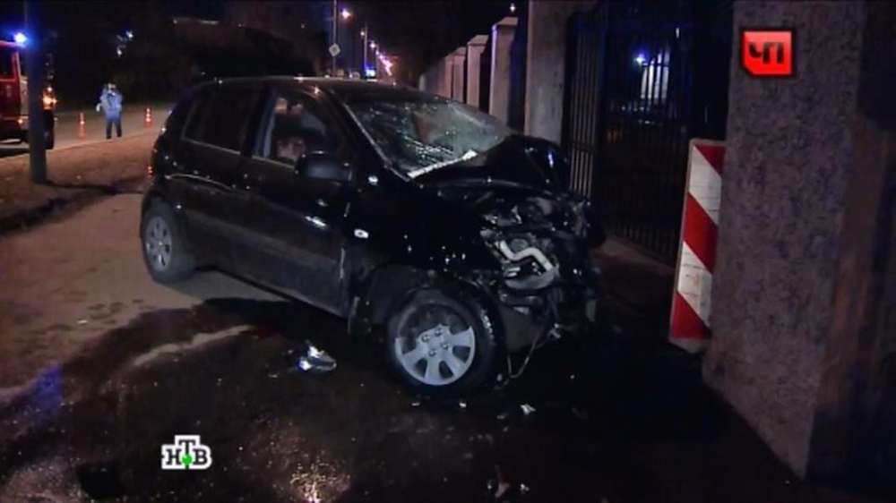 В Москве водитель Hyundai погиб, врезавшись в парапет