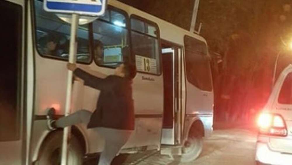 Фото дня: Автобус объезжает пробку по тротуару