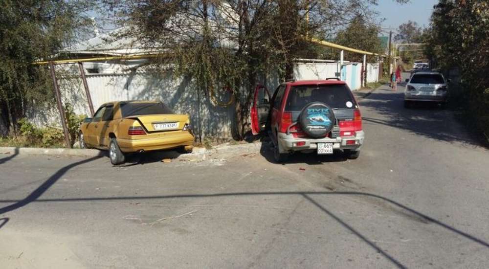 Два авто не поделили равнозначный перекресток в Алматы