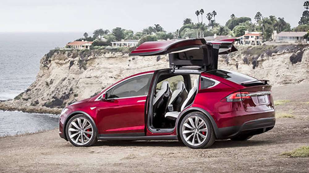 Tesla увеличила скорость открывания и закрывания дверей на Model X