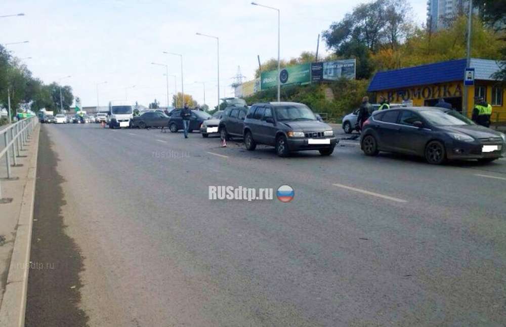 В Самаре устроивший уличные гонки водитель Range Rover разбил 11 автомобилей
