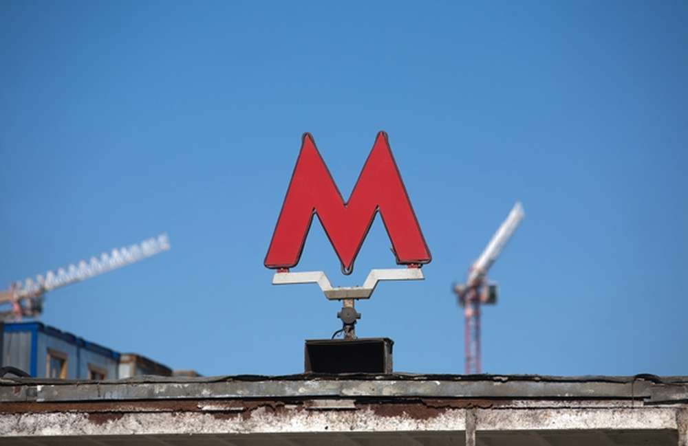 В Москве возле 176 станций метро установят бетонные ограждения от автомобилей
