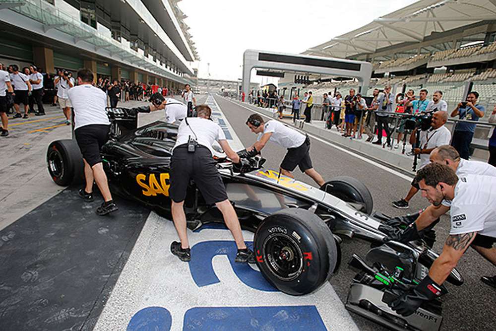 McLaren помешали проблемы с электрикой