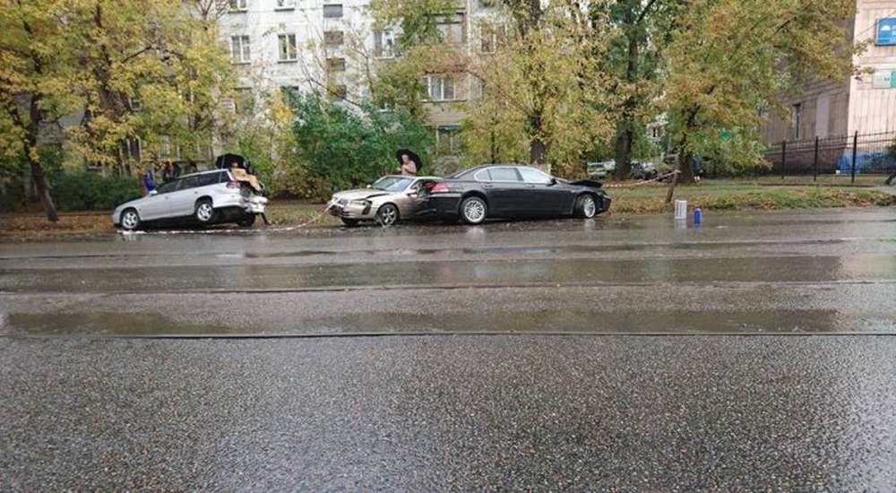 Три авто улетели в арык в результате ДТП в Алматы