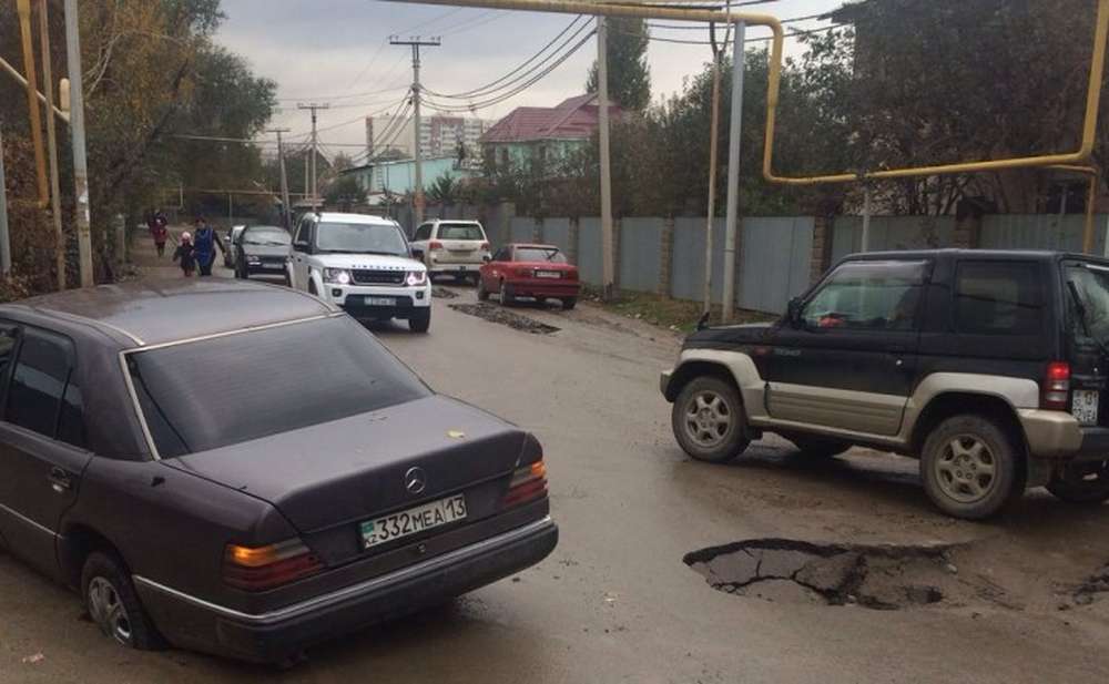 В Алматы проваливается новый асфальт