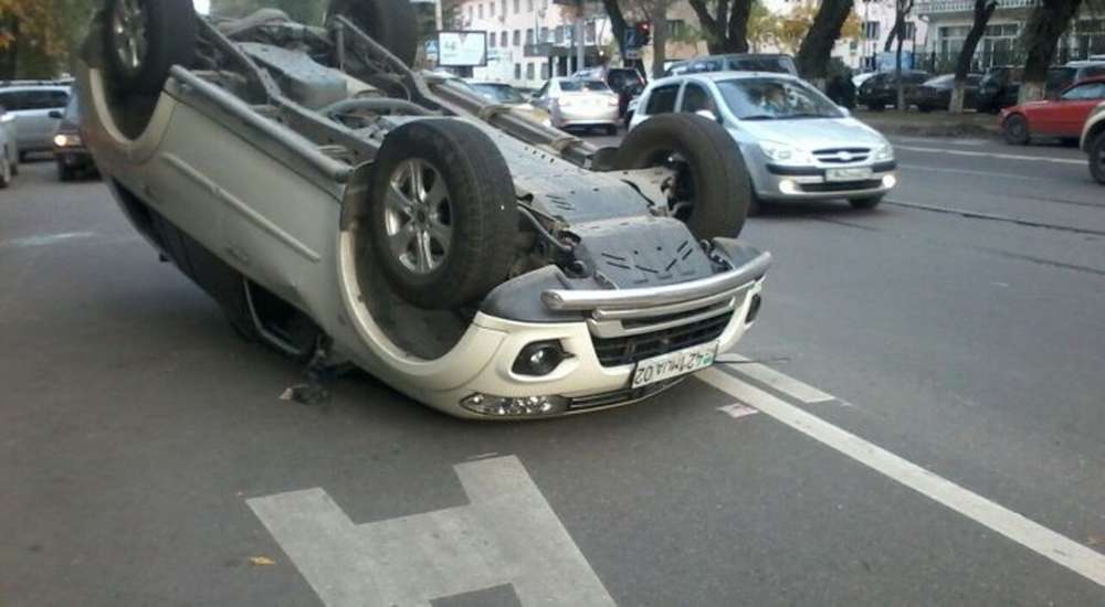 В Алматы на спецполосе для автобусов опрокинулось авто