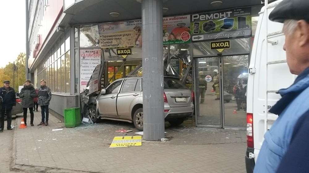 В Самаре автомобиль врезался в ТЦ, сбив пенсионера